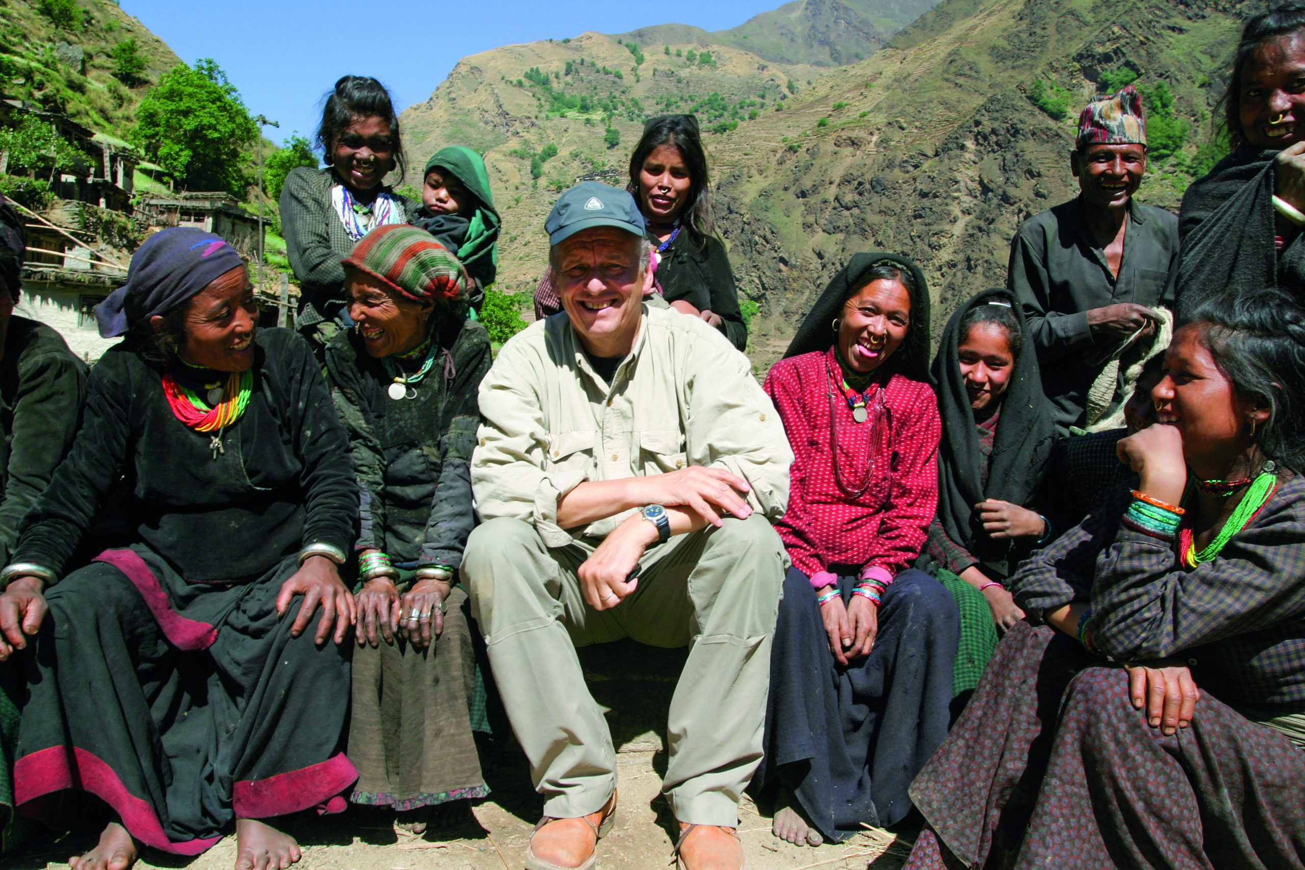 Här ser vi Rauli Virtanen tillsammans med några nepaleser på en gruppbild. De ler mot kameran.